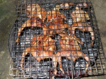 Chim cuốc nướng bắt mắt ở màu vàng ươm, ngon miệng ở độ giòn, dai đậm đà.